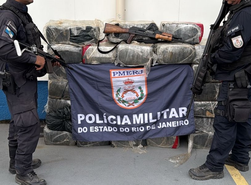 41º BPM apreendeu fuzis e 330 kg de Maconha na Vila Cruzeiro com ajuda de informações do Disque Denúncia